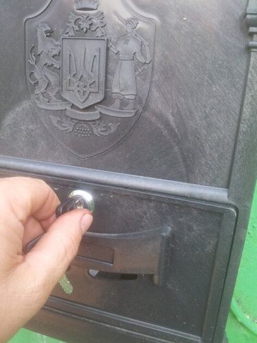 Почтовый ящик - герб Украины (черный) Пластик | VTR (Украина) PO-0013